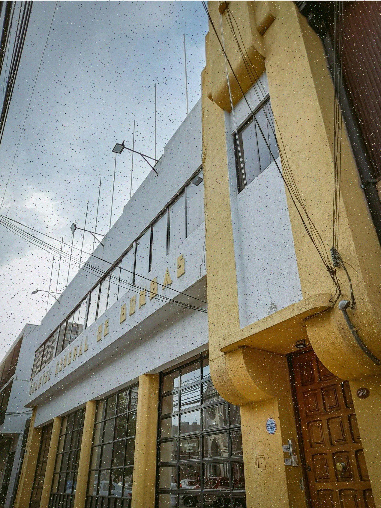Técnico reparando cuadro eléctrico
